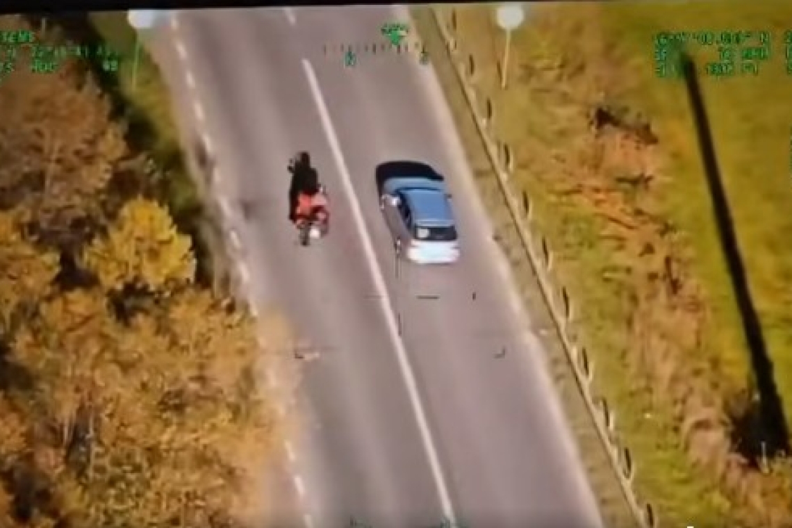 Un motociclist a adunat 13 sancțiuni, în doar câteva minute! Rezultatul: doi ani fără permis și 16.000 de lei amendă! (video)