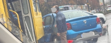 Coliziune între un tramvai și un autoturism în zona Spitalului Județean