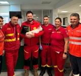 Intervenție contracronometru în Prahova: o tânără a născut acasă, ajutată prin telefon de o asistentă ISU-SAJ