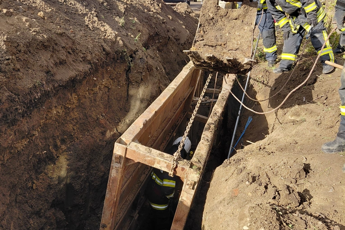 Cine sunt muncitorii care au murit îngropați de vii, în timp ce săpau un șanț, la Gherghița