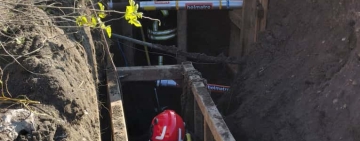 Update/ Unul dintre muncitorii striviți sub un mal de pământ, la Gherghița, a fost scos, fără viață, de pompieri