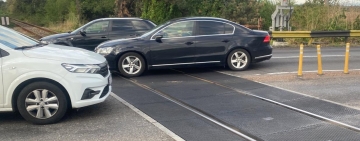 Lucrările la trecerea la nivel cu calea ferată de la Movila Vulpii, amânate. Prefectul Prahovei cere soluții rapide pentru reducerea disconfortului rutier