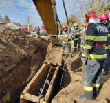 Accident grav în Gherghița: doi muncitori prinși sub un mal de pământ în timp ce săpau un șanț