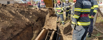 Accident grav în Gherghița: doi muncitori prinși sub un mal de pământ în timp ce săpau un șanț