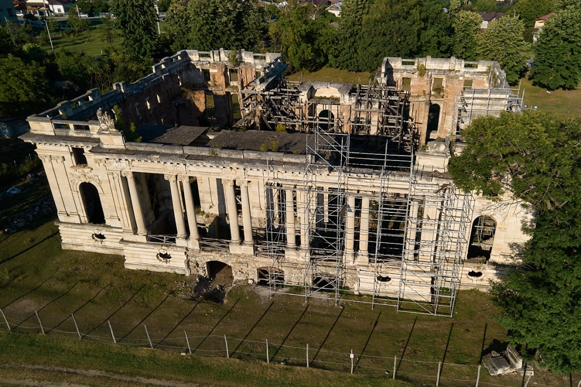 Lucrările de restaurare la Palatul „Micul Trianon” din Florești încep oficial cu o slujbă de binecuvântare