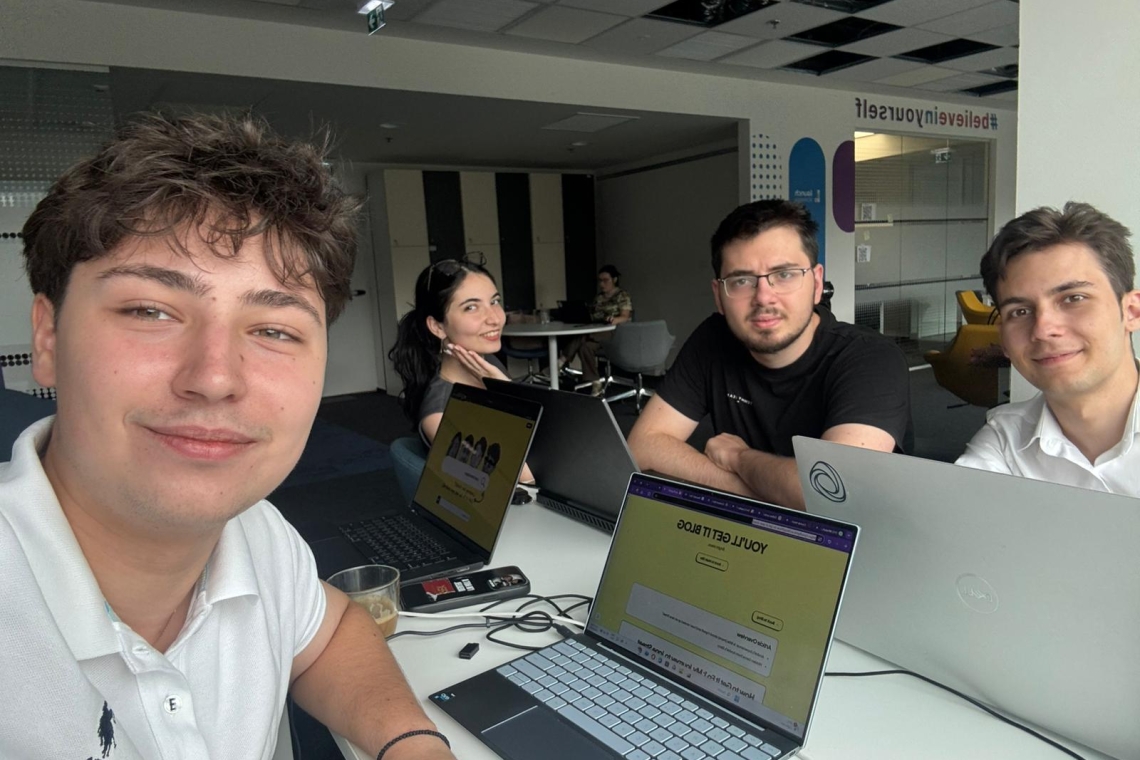 Foști colegi la echipa de robotică RO2D2, patru tineri din Ploiești au creat o platformă destinată studenților din întreaga Europă