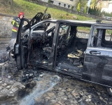 Un autovehicul a ars într-o parcare de lângă Castelul Peleș