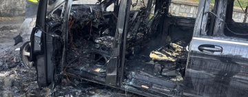 Un autovehicul a ars într-o parcare de lângă Castelul Peleș