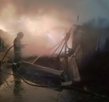 UPDATE/ Incendiu puternic în Brătășanca: două locuințe afectate și două persoane asistate medical