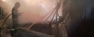 UPDATE/ Incendiu puternic în Brătășanca: două locuințe afectate și două persoane asistate medical