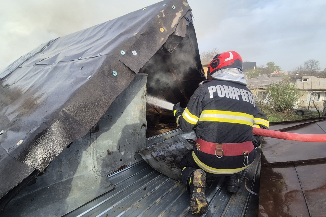 Incendiu într-o gospodărie din satul Tinosu. Pompierii au intervenit rapid și au limitat pagubele