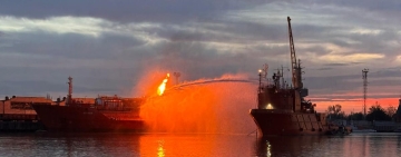 Situația rămâne critică în județul Tulcea, la granița cu Ucraina, din cauza navei cu GPL care a luat foc