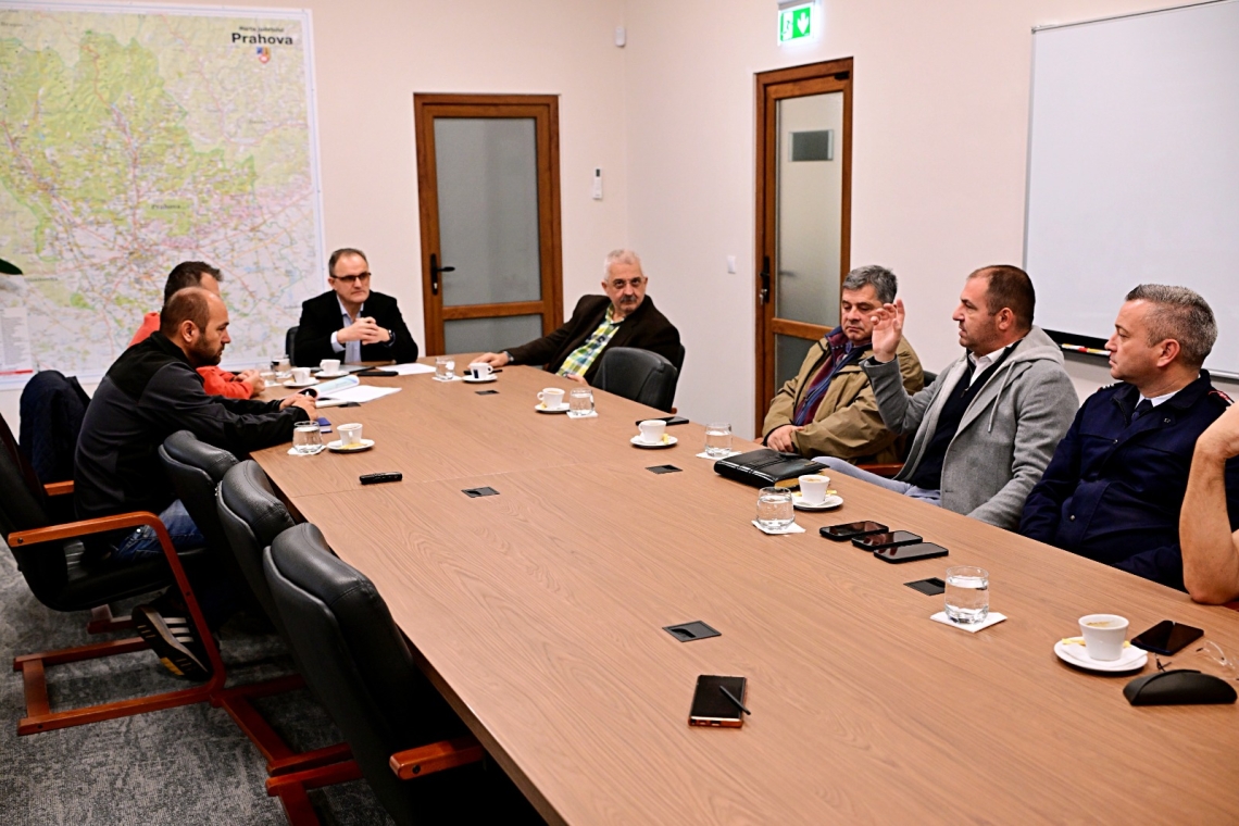 Lucrări la trecerea la nivel cu calea ferată de la Movila Vulpii. Consiliul Județean Prahova coordonează intervenția