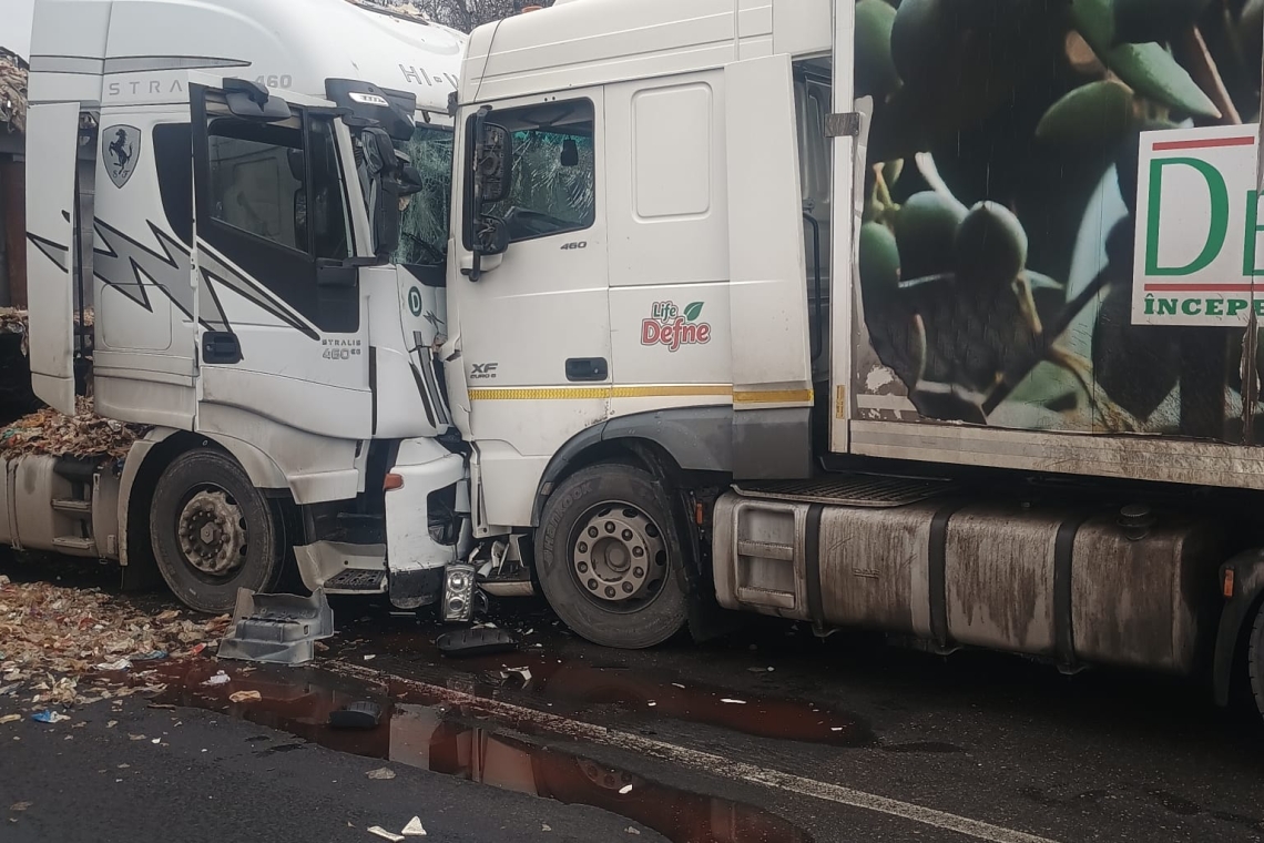 Trafic blocat pe DN1A, la Izvoarele, în urma coliziunii dintre două autocamioane