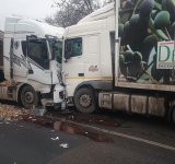Trafic blocat pe DN1A, la Izvoarele, în urma coliziunii dintre două autocamioane