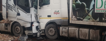 Trafic blocat pe DN1A, la Izvoarele, în urma coliziunii dintre două autocamioane