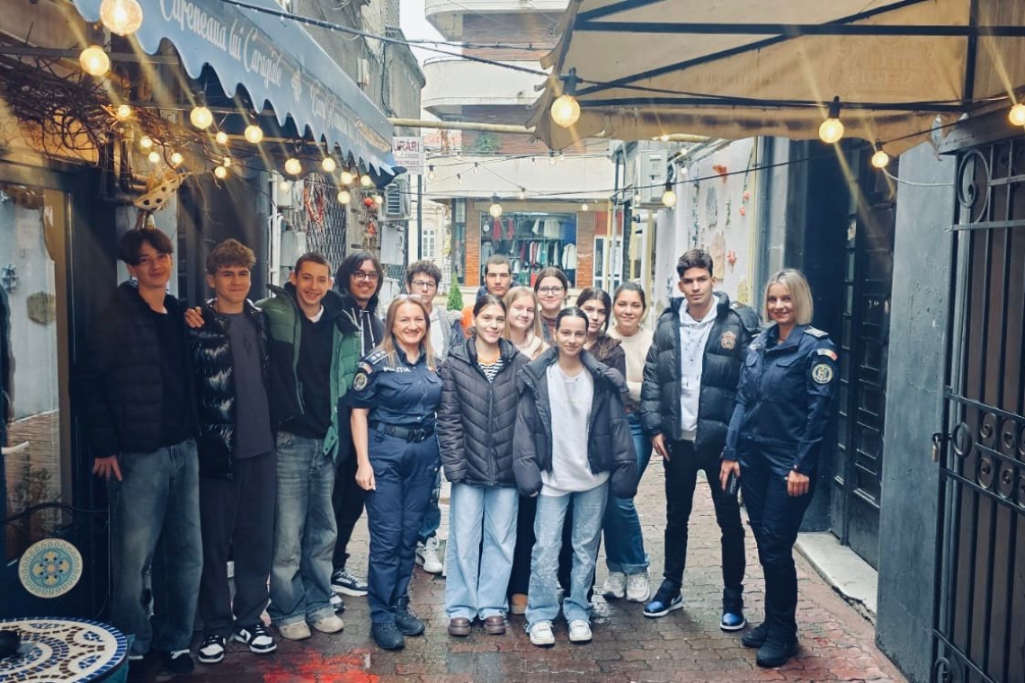 Tinerii din Ploiești, față în față cu polițiștii, la o cafea: discuții deschise despre siguranță, violență și responsabilitate