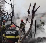 Update/Incendiu de vegetație și gunoaie în zona Podul Înalt din Ploiești. Pompierii intervin cu două autospeciale