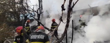 Update/Incendiu de vegetație și gunoaie în zona Podul Înalt din Ploiești. Pompierii intervin cu două autospeciale
