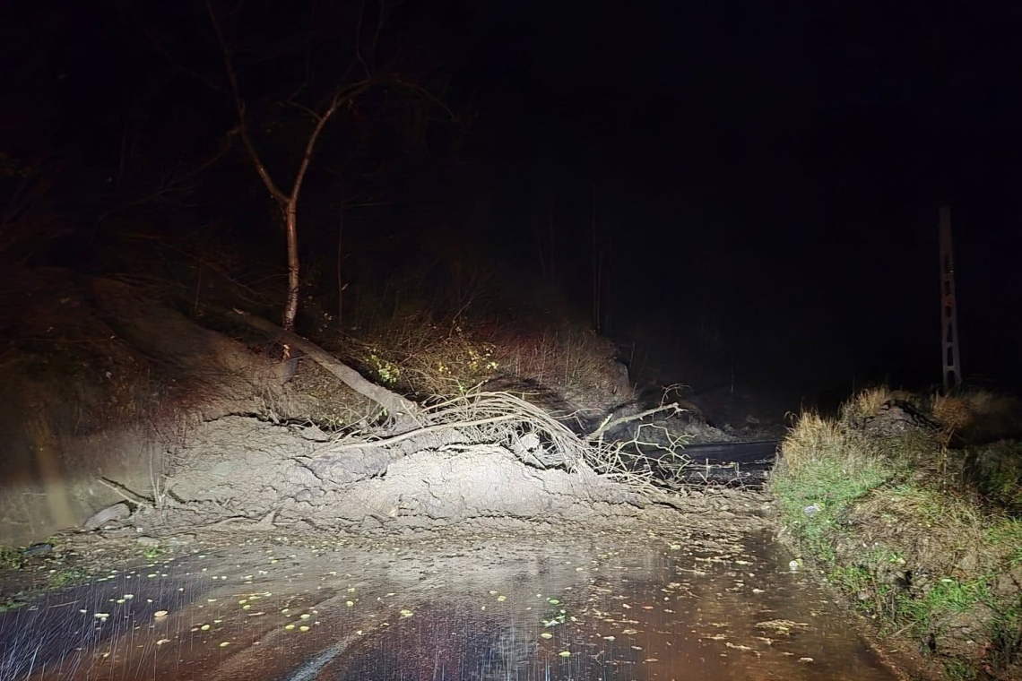 UPDATE/ Alunecare de teren la Șotrile. Trafic blocat pe DJ 102I