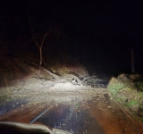 UPDATE/ Alunecare de teren la Șotrile. Trafic blocat pe DJ 102I