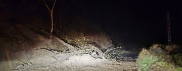 UPDATE/ Alunecare de teren la Șotrile. Trafic blocat pe DJ 102I