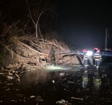 Intervenții în lanț ale pompierilor prahoveni: inundații, copaci doborâți și alunecări de teren