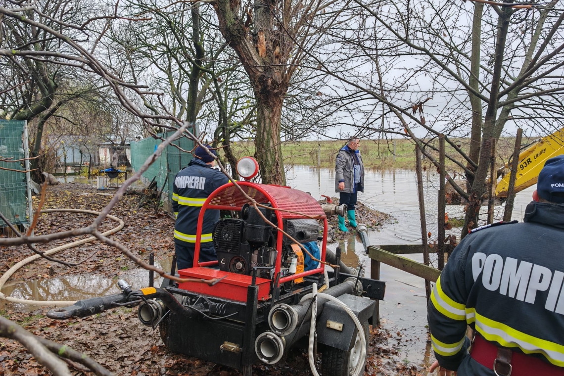 Noi intervenții ale pompierilor prahoveni, pentru evacuarea apei din gospodării inundate