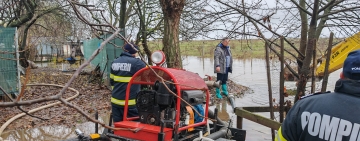 Noi intervenții ale pompierilor prahoveni, pentru evacuarea apei din gospodării inundate