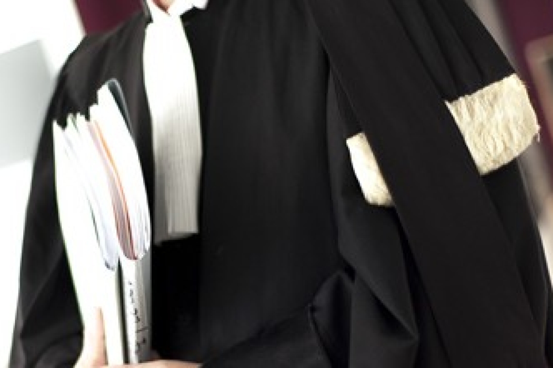 Fals avocat, vizat de o percheziție a polițiștilor prahoveni. Ar fi înșelat mai multe persoane timp de cinci ani!