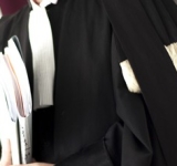 Fals avocat, vizat de o percheziție a polițiștilor prahoveni. Ar fi înșelat mai multe persoane timp de cinci ani!