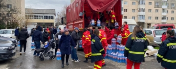 Voluntarii ISU Prahova continuă să vină în sprijinul locuitorilor afectați de criza apei