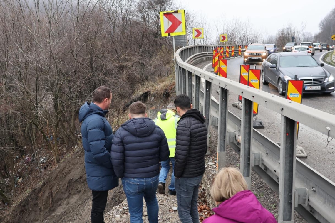 Virgil Nanu, președintele CJ Prahova, verificări pe DN1 după o surpare de taluz: traficul nu este afectat