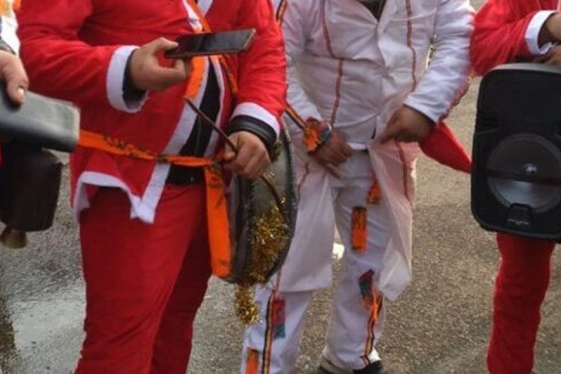 Patru ”colindători” cercetați pentru furtul banilor din recipientul de bacșiș al unei firme din Ploiești