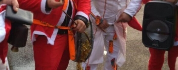 Patru ”colindători” cercetați pentru furtul banilor din recipientul de bacșiș al unei firme din Ploiești