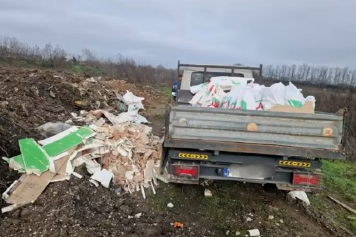 Amendă de 30.000 lei și autovehicul confiscat pentru deșeuri aruncate ilegal în zona Zalhanaua