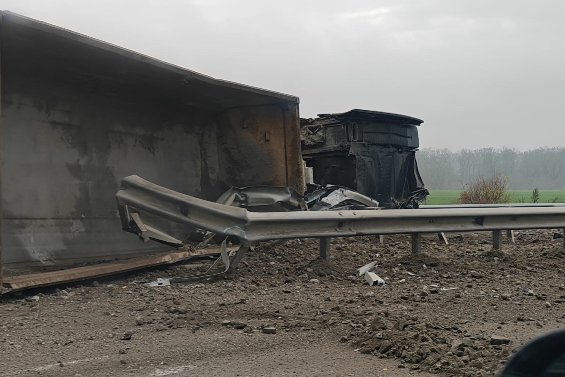 Un camion plin cu piatră s-a răsturnat pe autostrada București-Ploiești. Trafic blocat