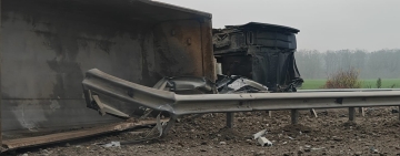 Un camion plin cu piatră s-a răsturnat pe autostrada București-Ploiești. Trafic blocat