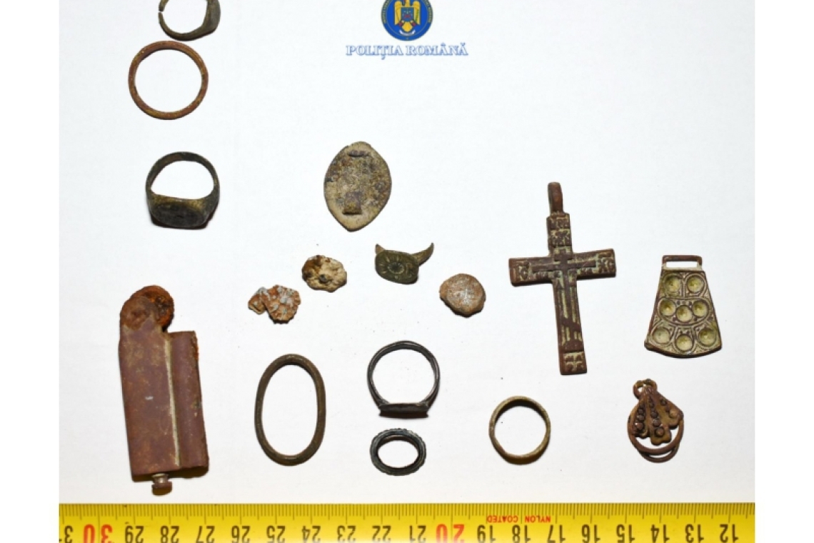 Comoară istorică găsită în Neamț. Polițiștii au descoperit monede rare și artefacte sustrase din situri arheologice