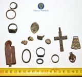 Comoară istorică găsită în Neamț. Polițiștii au descoperit monede rare și artefacte sustrase din situri arheologice