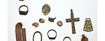 Comoară istorică găsită în Neamț. Polițiștii au descoperit monede rare și artefacte sustrase din situri arheologice