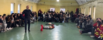 Elevii Colegiului Economic „Virgil Madgearu” din Ploiești au învățat cum să salveze vieți de la specialiștii și voluntarii SMURD Prahova