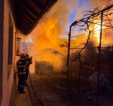 Incendiu violent la Scorțeni: gospodării cuprinse de flăcări, două persoane rănite