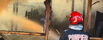 Incendiul care a afectat două gospodării din Scorțeni a izbucnit de la o afumătoare