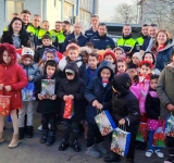 Colindători de la Școala Generală Bărcănești, primiți de polițiștii rutieri, în spiritul sărbătorilor