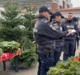 Acțiunea polițiștilor în zona Halelor Centrale din Ploiești: zeci de coronițe de brad confiscate
