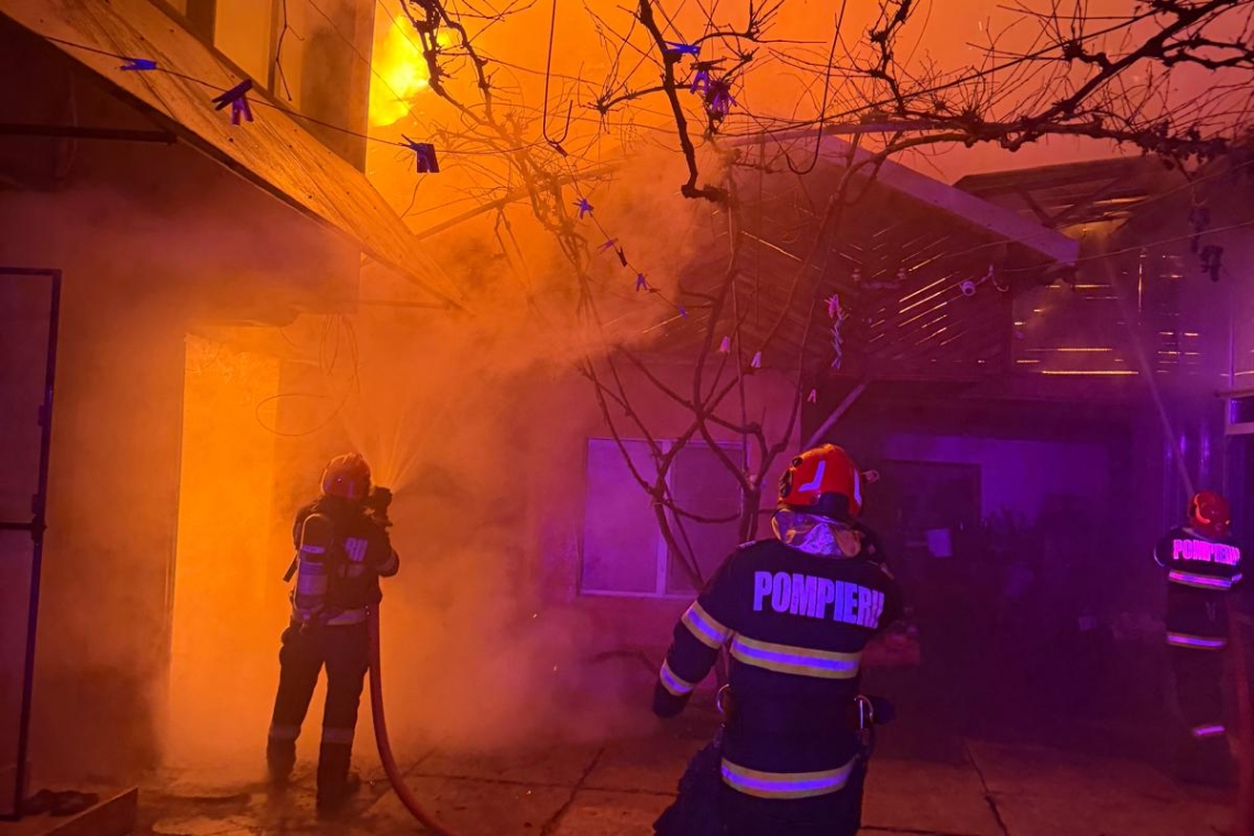 UPDATE/ Un incendiu de proporții a cuprins două gospodării din Măgureni. Pompierii acționează cu cinci autospeciale
