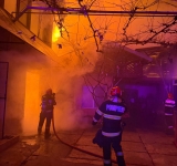 UPDATE/ Un incendiu de proporții a cuprins două gospodării din Măgureni. Pompierii acționează cu cinci autospeciale