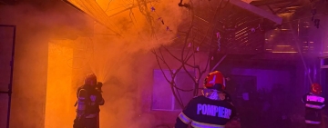 UPDATE/ Un incendiu de proporții a cuprins două gospodării din Măgureni. Pompierii acționează cu cinci autospeciale