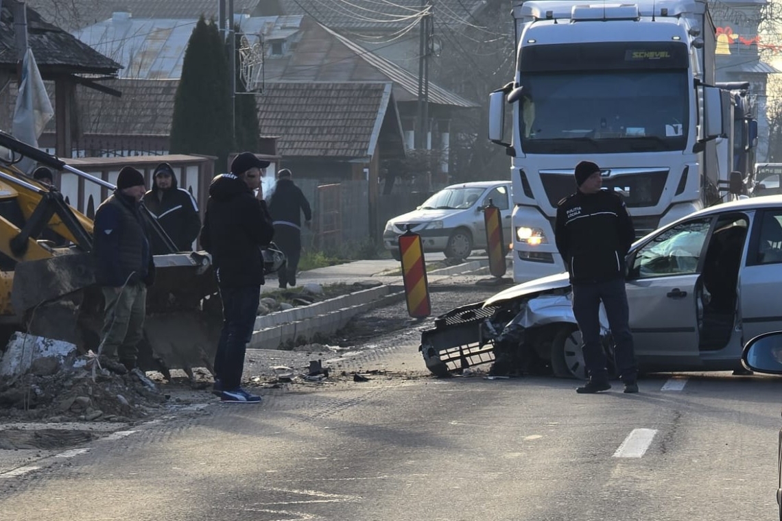 Coliziune între un autoturism și un buldoexcavator, la Izvoarele. Șoferul autoturismului, în vârstă de 78 de ani, a fost rănit
